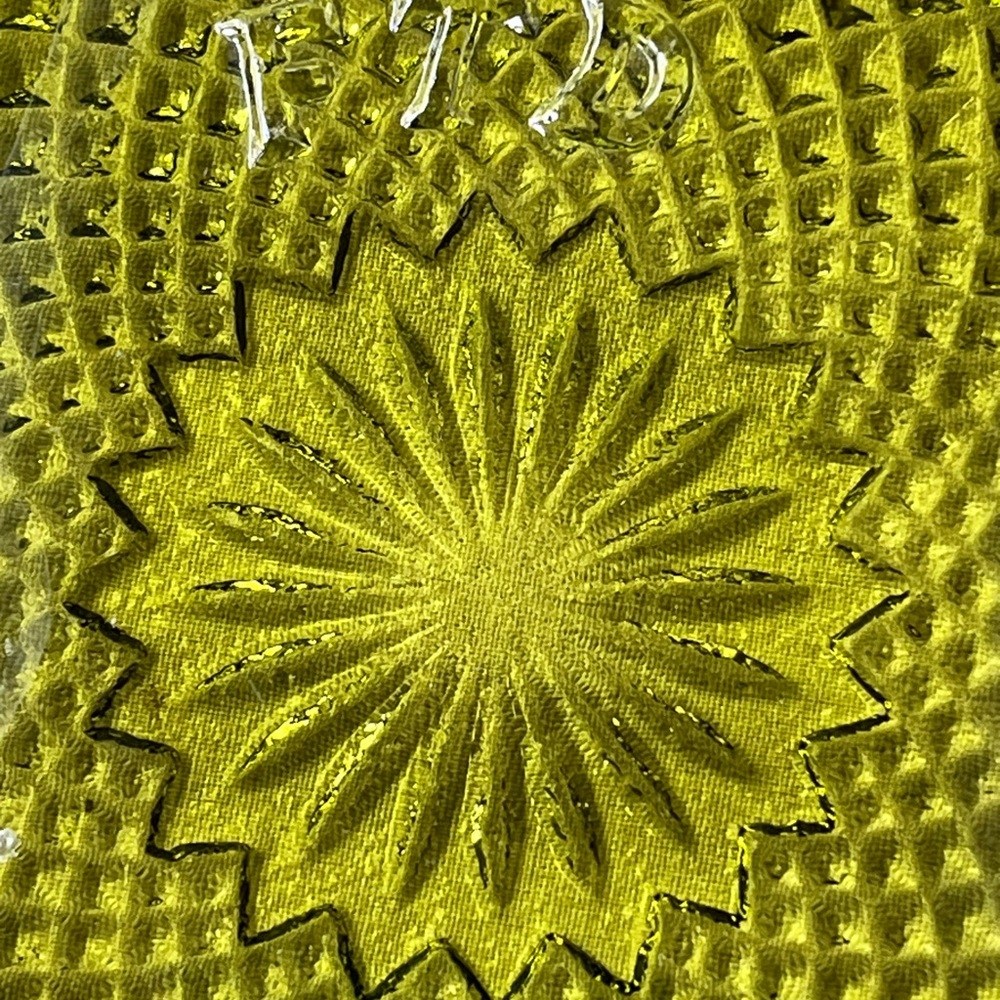 Vintage FTD 1979 Green Glass Bowl with Daisies - 7.5"
This beautiful FTD 1979 - Picture 6 of 6